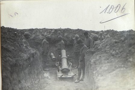 22 cm-Minenwerfer beim ottom.Korps, Zutragen der Munition. (BildID 15727985)