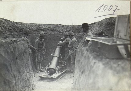 22 cm-Minenwerfer beim ottom.Korps, Laden der Mine. (BildID 15727992)