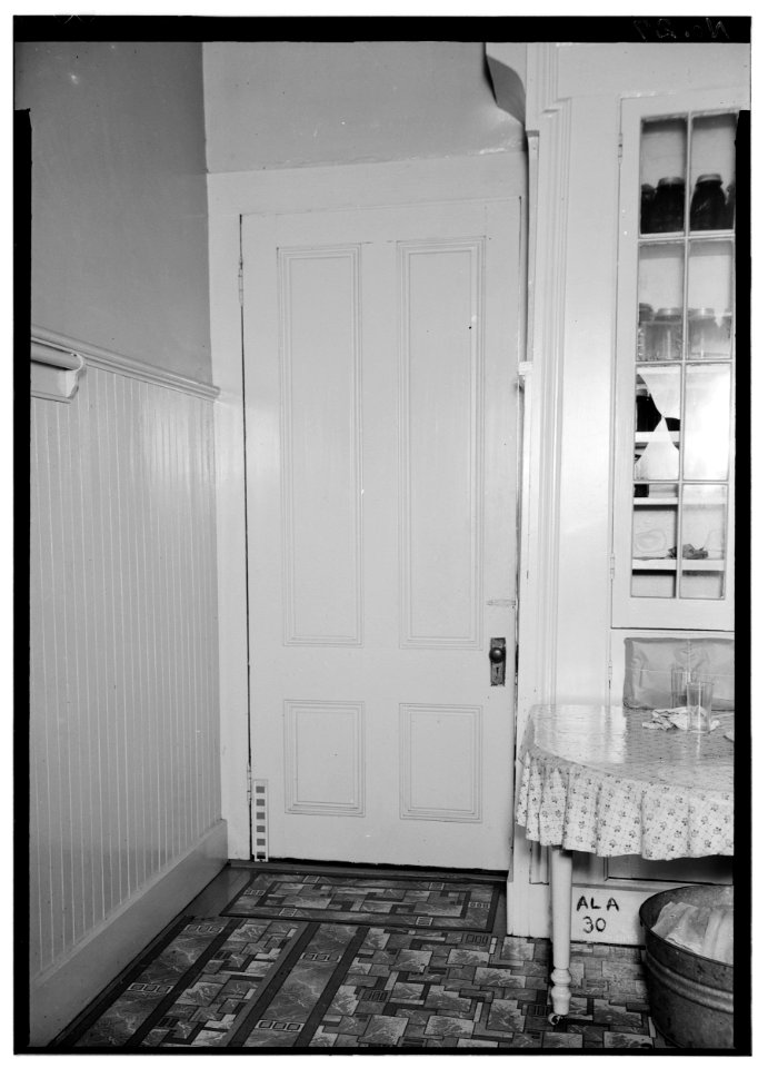 22. Historic American Buildings Survey E. W. Russell, Photographer, June 7, 1935 REAR DOOR TO KITCHEN - Judge John Bragg House, 1906 Spring Hill Avenue, Mobile, Mobile County, AL - LOC - hhh.al0406.photos.004873p