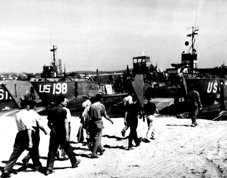 80-G-242125 French civilian volunteers on the beaches of Southern France help unload supplies