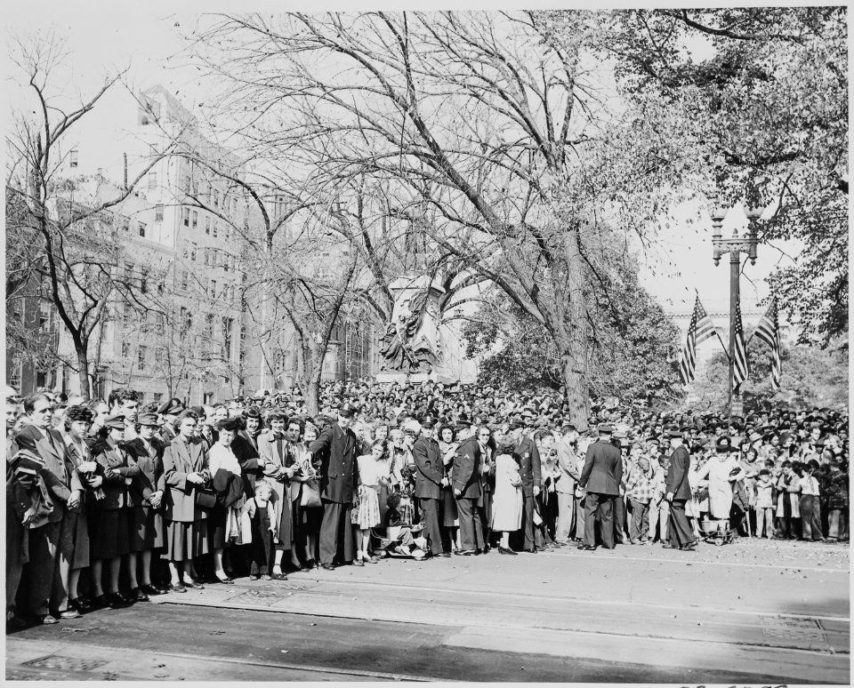 A crowd gathered in Jackson Park, across the street from the front of the White House, waiting to see President Harry... - NARA - 199947