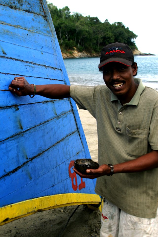 A fisherman fixing his boat (5073747363)