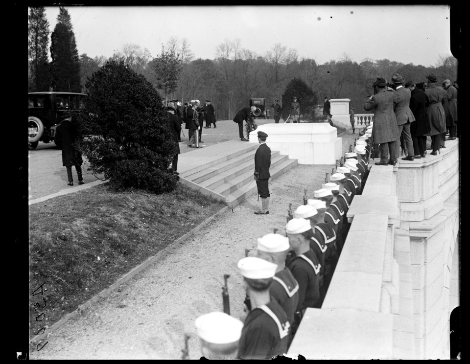 Armistice Day, Harding placing wreath on grave Arlington Cemetery LCCN2016891810