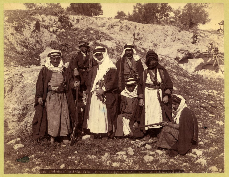 Bedouins of the Arakat tribe. Bedouinen vom stamm Arfat. Escorte de Bedouins au Jourdain - American Colony, Jerusalem. LCCN2007675851
