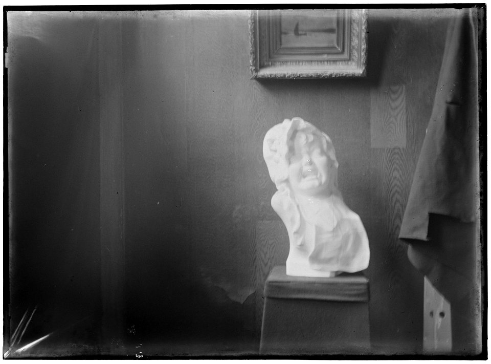 Beeldje van een huilend kind door Jan W Best jr (1860-1901 Jacob Olie (max res)