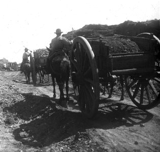 C38f378. Carro con cargamento saliendo de la cantera