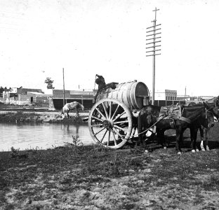 C37f366. Aguatero cargando agua