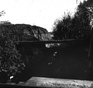 C39f389. Vista de un puente delante de una barranca
