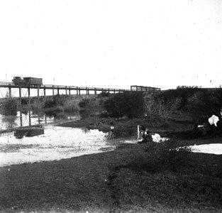 C40f396. Puente ferroviario en el interior (Lavanderas)