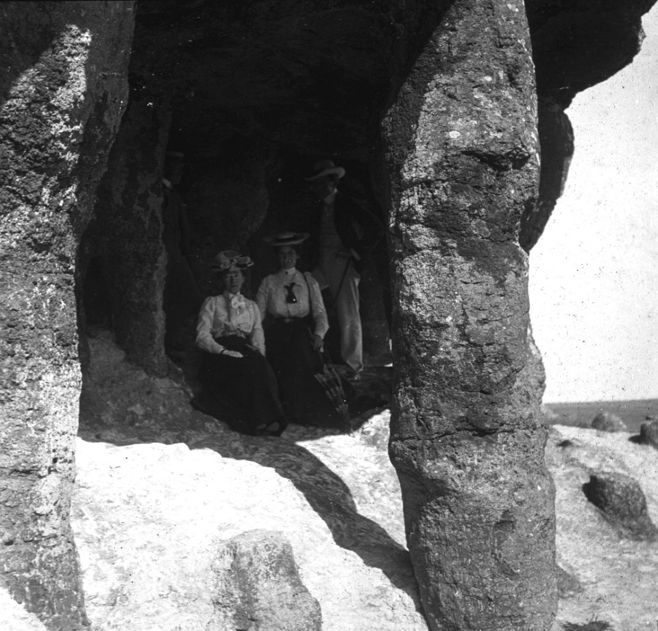 C44f434. Damas dentro de las grutas del Palacio
