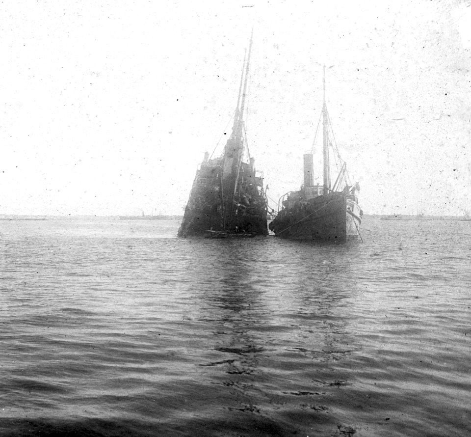 C44f446. Barco hundiendose en la costa