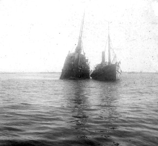 C44f446. Barco hundiendose en la costa