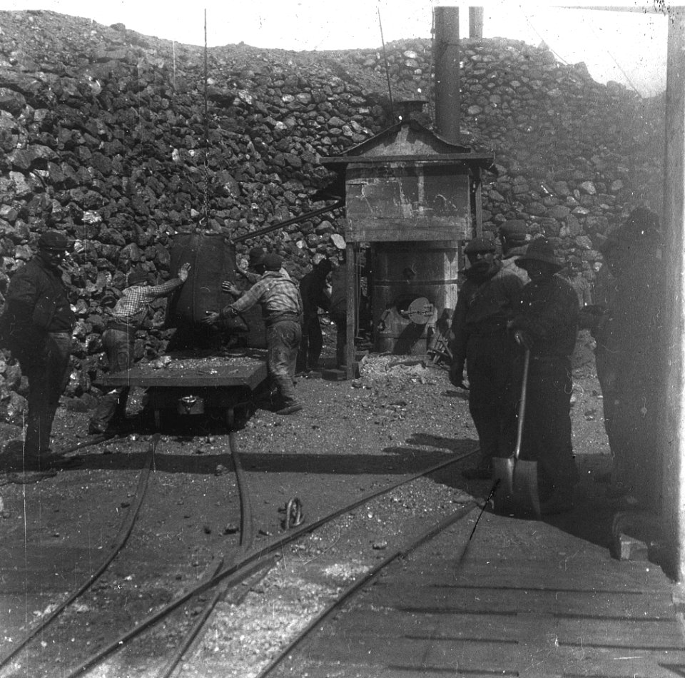C38f379. Dentro de la cantera maquina pica piedra