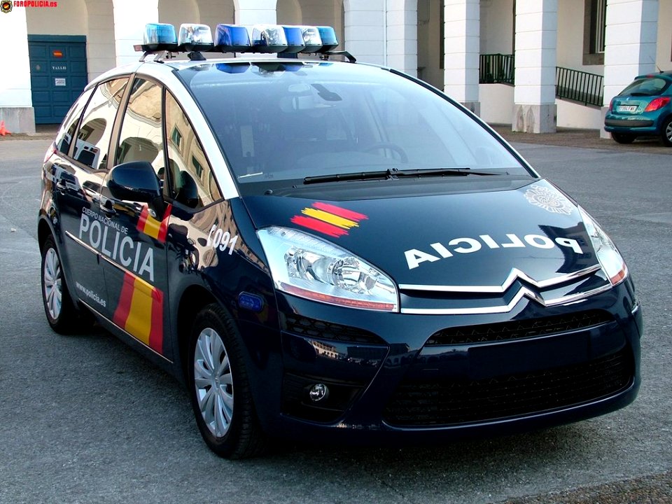 C4-picasso-policia-01
