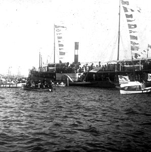 C45f466. Festejos en le puerto
