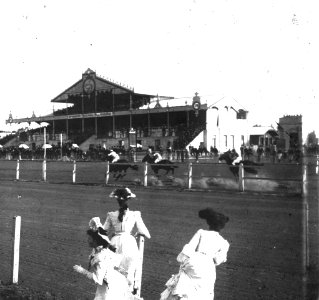 C44f433. Hipódromo de Maroñas presencia femenina