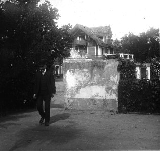 C43f425. Caballero saliendo de una casaquinta Buschental
