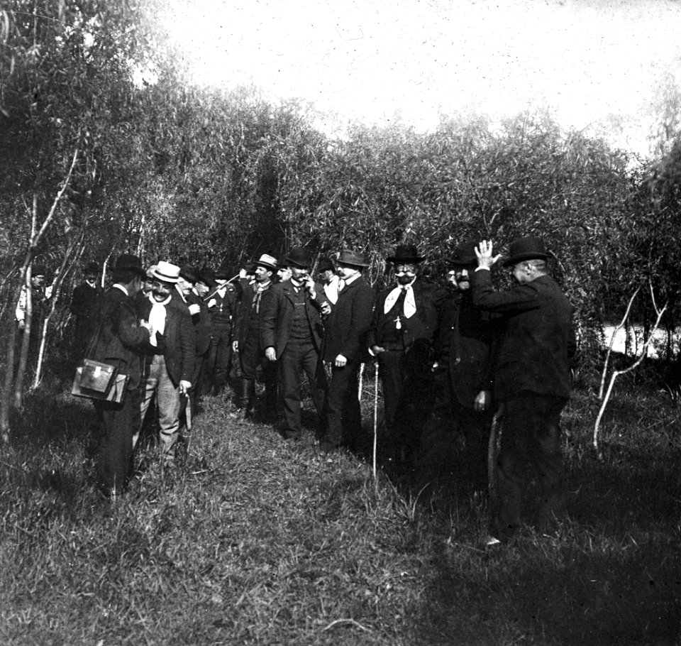 C44f449. Reunión politica al aire libre