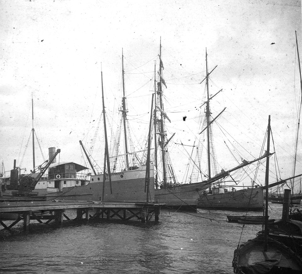 C45f469. Barco Quebracho