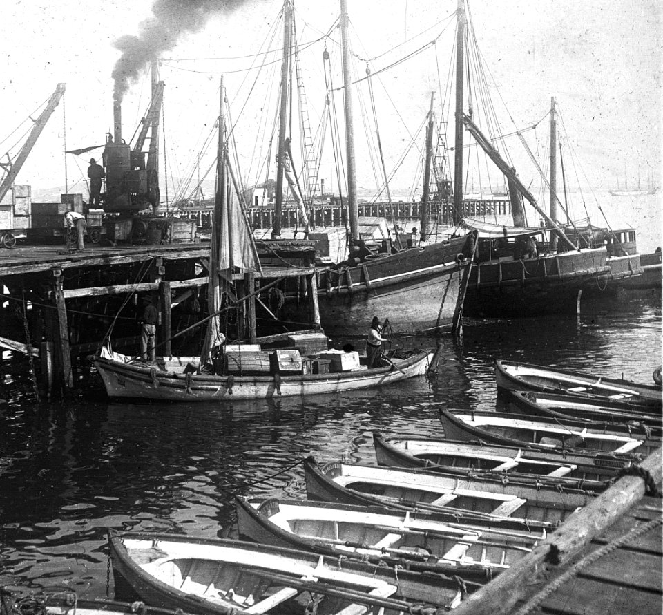 C45f463. Muelle con calderas
