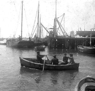 C44f448. Botes a vela en el puerto