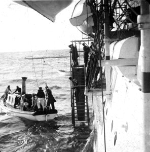 C46f472. Marineros descendiendo de un barco extranjero
