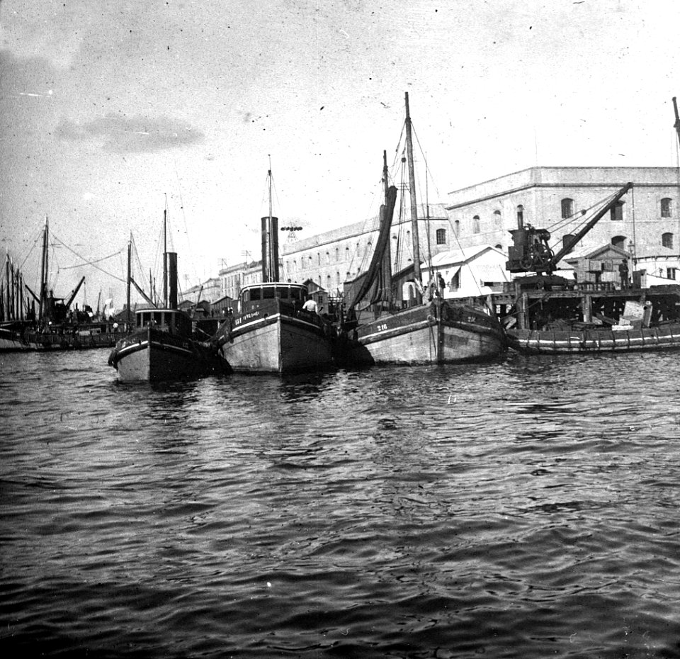 C45f465. Barcos y grúa en el puerto