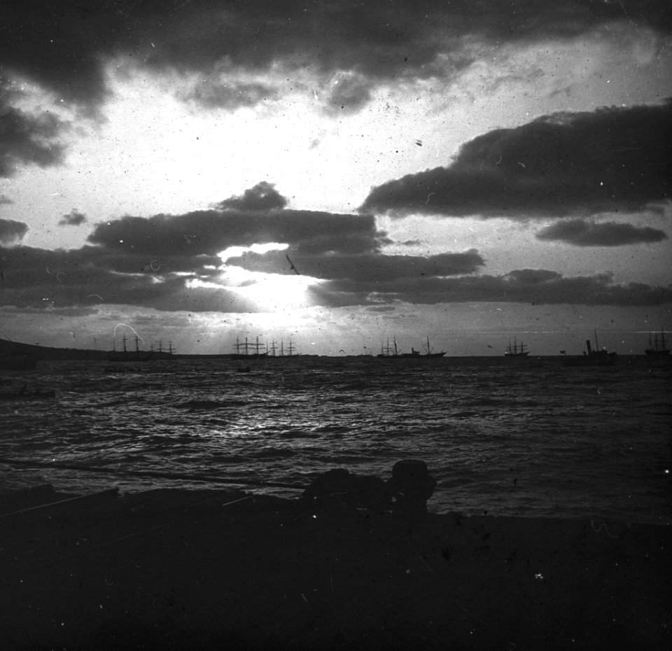C47f505. Vista de la bahía en un atardecer nublado