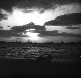 C47f505. Vista de la bahía en un atardecer nublado