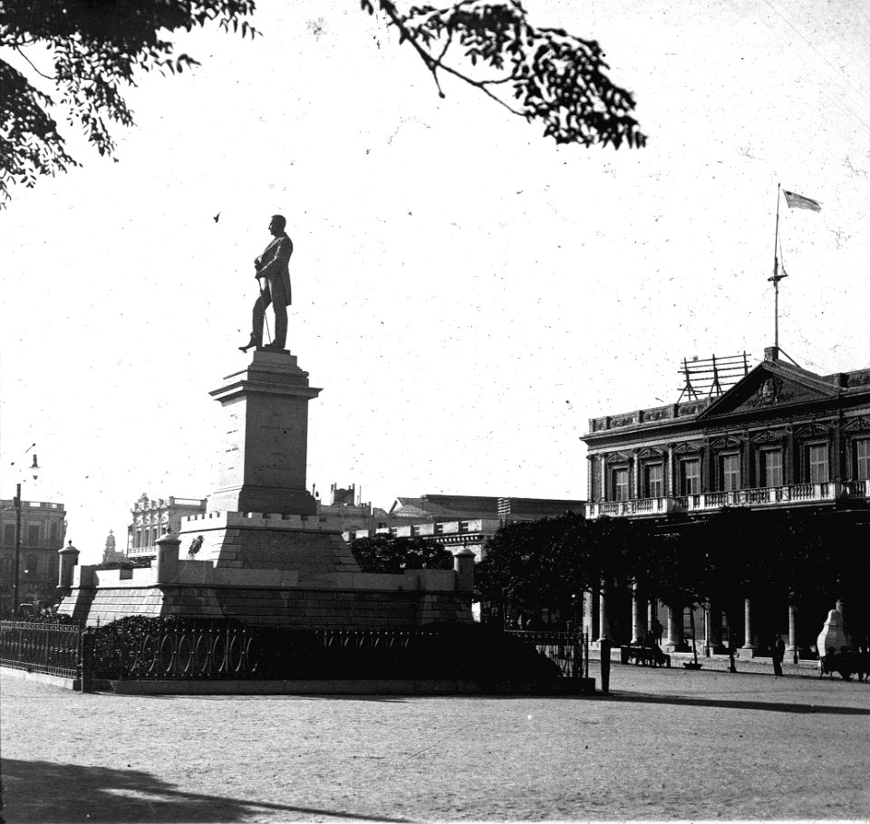C44f443. Monumento a Suaréz en plaza Independencia