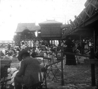 C47f499. Niños jugando en la playa