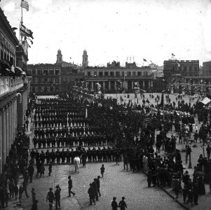 C46f476. Desfile militar Plaza Independencia