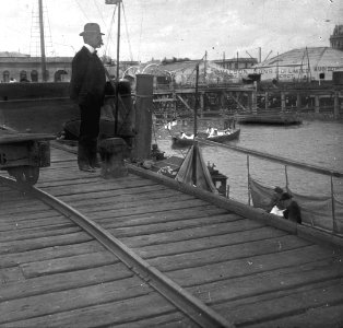 C47f492. Caballero en un muelle