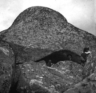 C47f510. Hombres en la cima del cerro