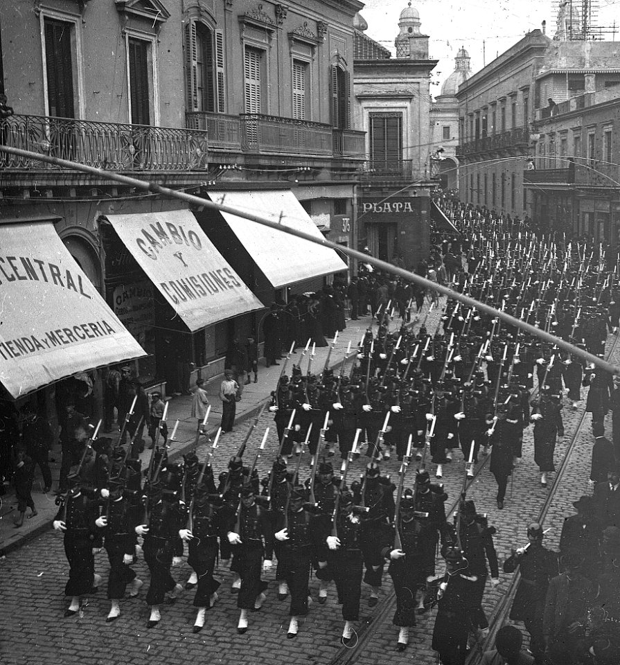 C48f517. Desfile de tropas por la ciudad vieja