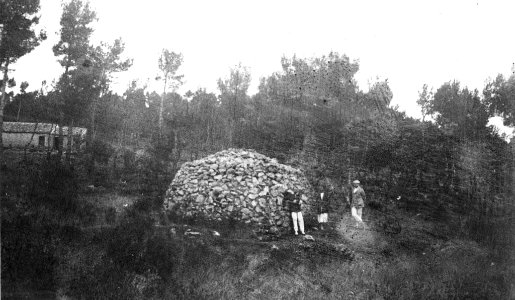 Cabana de pedra o forn i gent a prop de Vallirana