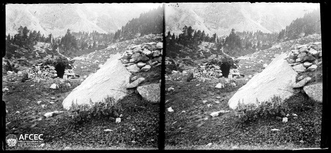 Cabana de pedra a la jaça del Racó amb un bosc al fons