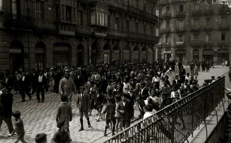 Cabezudos por las calles de San Sebastián durante la celebración de unas fiestas populares (1 de 2) - Fondo Car-Kutxa Fototeka