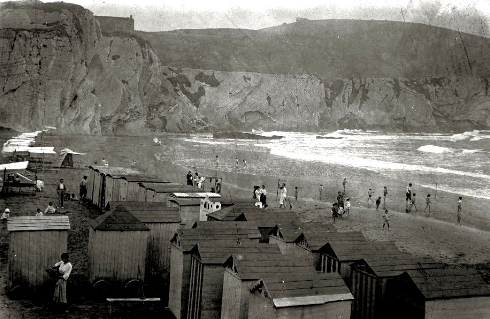 Cabinas de madera en la playa de Itzurun de Zumaia (1 de 1) - Fondo Car-Kutxa Fototeka