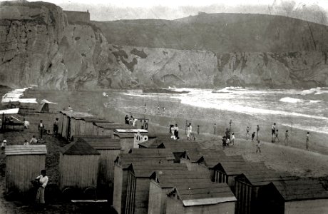 Cabinas de madera en la playa de Itzurun de Zumaia (1 de 1) - Fondo Car-Kutxa Fototeka