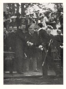 Cadet shaking hands with President Theodore Roosevelt after receiving his diploma LCCN2013649564