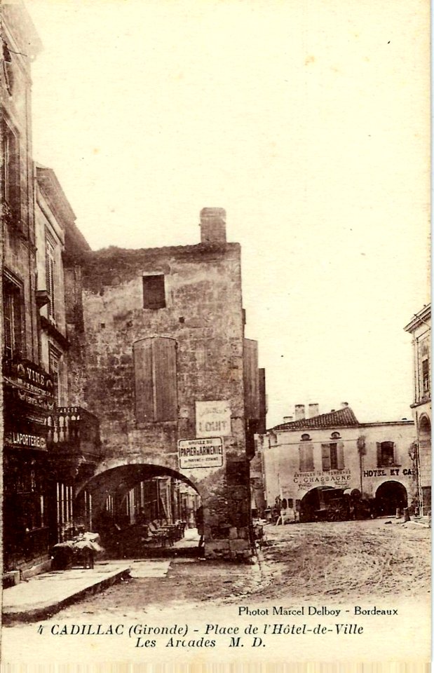 Cadillac-sur-Garonne - Place de la Mairie 1