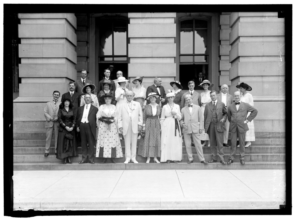 CAPITOL, GROUP AT.FRONT- WOMAN; DEWALT OF PENNSYLVANIA; WOMAN; CHAMP CLARK; MRS. MARSHALL; MRS. CLARK; VICE PRESIDENT MARSHALL; UNIDENTIFIED; GALLIVAN OF MASS. 2ND ROW- HARDWICK OF GEORGIA; LCCN2016865252