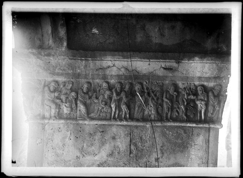 Capitell amb relleus del claustre de la catedral de Girona (AFCEC VINTRO D 2624)
