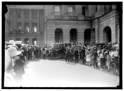 CAPITOL, U.S. VISITORS, ETC. CROWD AND AUTO LCCN2016870334