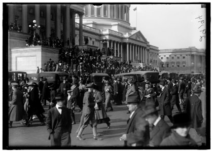 CAPITOL, U.S. VISITORS, ETC. CROWD LCCN2016869558