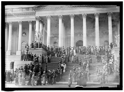 CAPITOL, U.S. GROUP ON STEPS LOC hec.02365