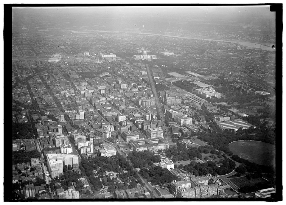 CAPITOL, U.S. VISTA, WHITE HOUSE TO CAPITOL, FROM AIR LCCN2016870082
