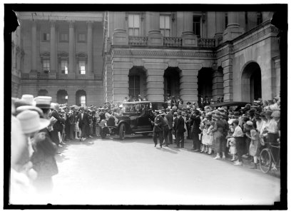 CAPITOL, U.S. VISITORS, ETC. CROWD AND AUTO LCCN2016870334 photo