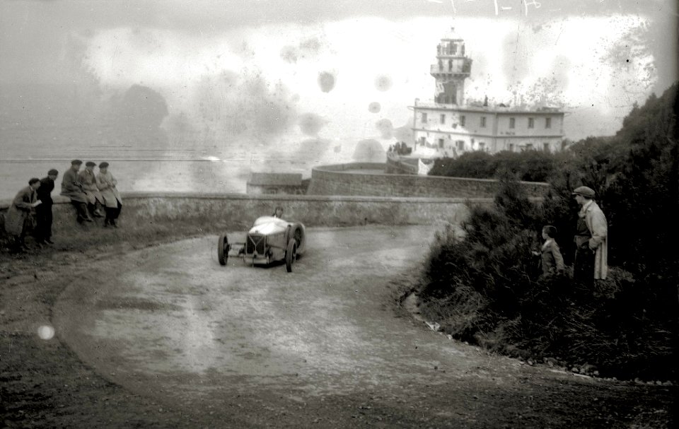 Carrera de automóviles y motocicletas por el Paseo del Faro (1 de 6) - Fondo Car-Kutxa Fototeka